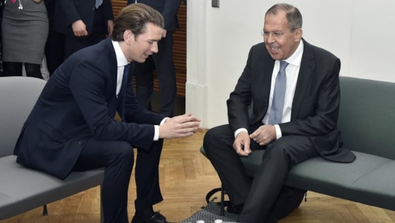 7. Dezember 2017: Sergej Lawrow im Gespräch mit Österreichs damaligem Außenminister Sebastian Kurz anlässlich des OSZE-Ministerrates in Wien. (Bild: APA/HANS PUNZ)