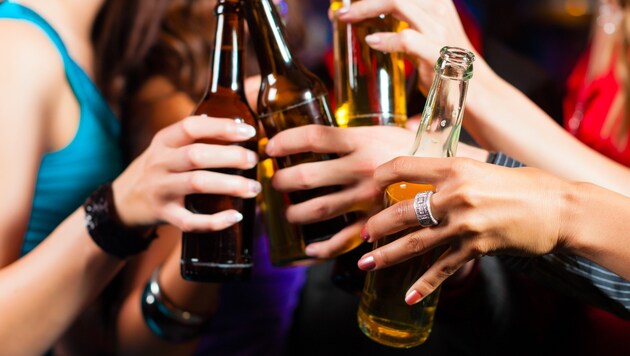 254 Testkäufe in Sachen Alkohol wurden 2023 durchgeführt. In 56 Fällen erhielten die 14- und 15-Jährigen Bier und Schnaps. (Bild: stock.adobe.com)