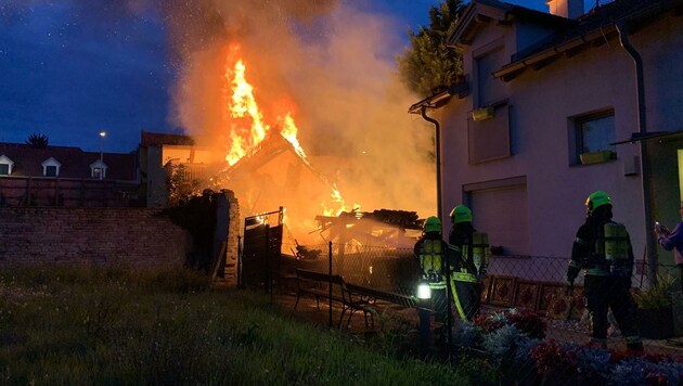 Der Schuppen brannte ab, das Haus wurde leicht beschädigt (Bild: Freiwillige Feuerwehr der Stadt Hollabrunn)