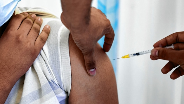 Eine Impfung ist laut Medizinern nachweislich der effektivste Schutz gegen das Corona-Virus (Bild: AFP)