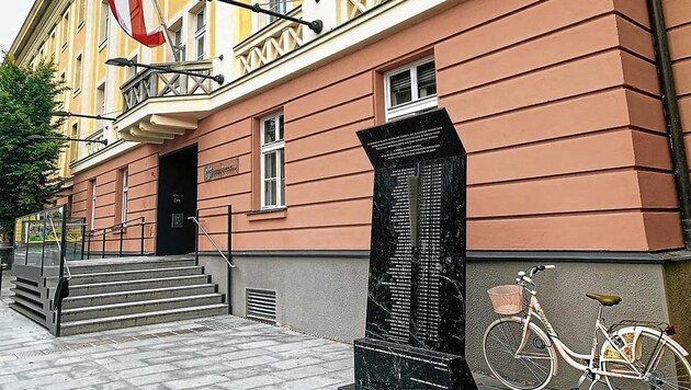 Diese Stelle erinnert vor dem Landesgericht Klagenfurt an Naziverbrechen. Im Haus wird bald wöchentlich ein Wiederbetätigungsprozess verhandelt. (Bild: Wassermann Kerstin)