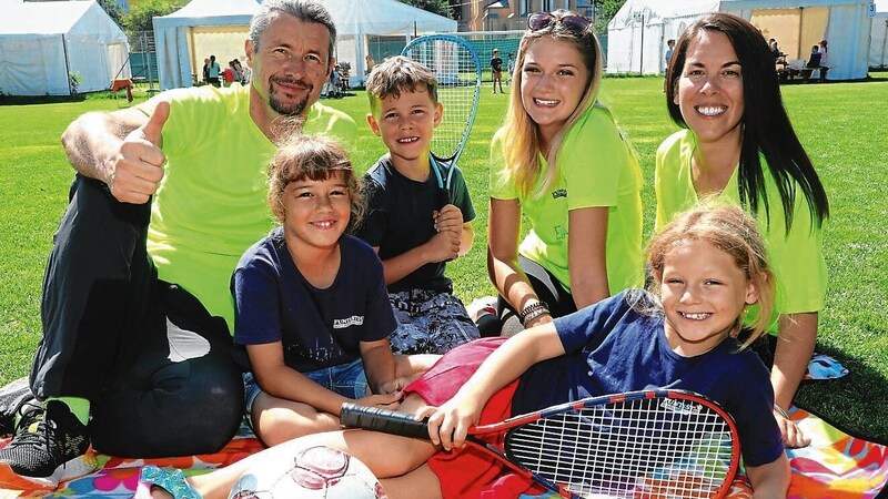 Funtastico-Chef Joe Grabner mit den Betreuerinnen Eva und Olivia und den Kindern Xenia, Sarah und Leonhard. (Bild: Rojsek-Wiedergut Uta)