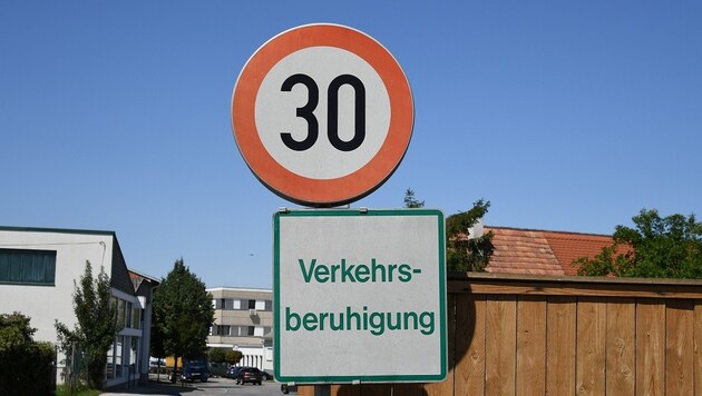 Laut VCÖ erhöht Tempo 30 im Ortsgebiet die Sicherheit und schützt die schwächsten Verkehrsteilnehmer - die Fußgänger. (Bild: P. Huber)