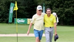 Miguel Ángel Jiménez (l.) trägt bei den Gösser Open in Maria Lankowitz seinem Sohn Victor die Golftasche. (Bild: GEPA pictures/Gösser Open)