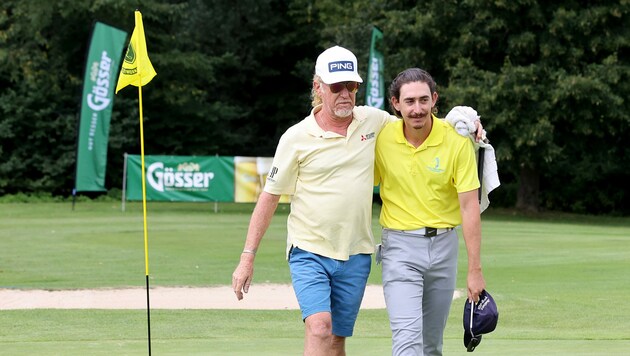 Miguel Ángel Jiménez (l.) trägt bei den Gösser Open in Maria Lankowitz seinem Sohn Victor die Golftasche. (Bild: GEPA pictures/Gösser Open)