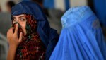 Die Burka kehrt wieder verstärkt in den Alltag der Afghaninnen zurück - freiwillig getragen wird sie aber oft nicht. (Bild: AFP/A MAJEED)