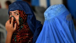 Die Burka kehrt wieder verstärkt in den Alltag der Afghaninnen zurück - freiwillig getragen wird sie aber oft nicht. (Bild: AFP/A MAJEED)