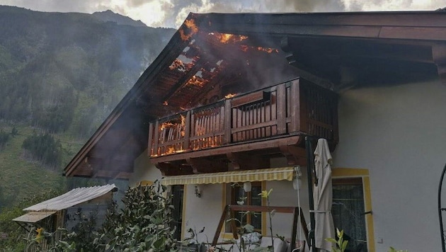 Der Balkon im Dachgeschoss stand in Flammen. (Bild: Zeitungsfoto.at/Team)