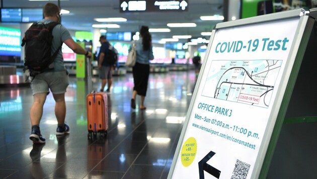 Corona-Kontrolle am Flughafen (Archivbild) (Bild: APA/Roland Schlager)