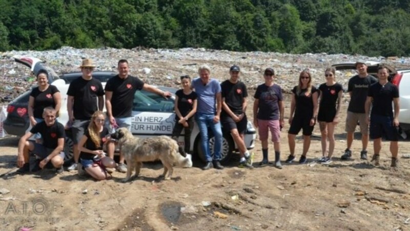 Vereinsgründer Michael Midzan und Amra Midzan mit Ihrem Team von „Ein Herz für Hunde“ mit Frank Weber und dem Produktionsteam von „hundkatzemaus“ (Bild: A.T.O.)