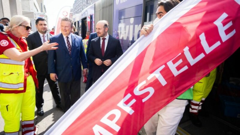 Bürgermeister Michael Ludwig und der Präsident der Islamischen Glaubensgemeinschaft (rechts), Ümit Vural (Bild: APA/GEORG HOCHMUTH)