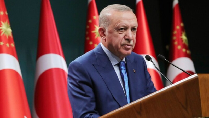 Recep Tayyip Erdogan vertritt entgegen der geltenden Lehre die Meinung, dass hohe Zinsen die Inflation befördern. (Bild: Turkish Presidency via AP)