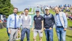 Landesrat Stefan Schnöll, Mario Stecher, Andreas Goldberger, Mario Seidl, Wolfgang Becker (von links) eröffneten die Schanze im Sportzentrum Rif. (Bild: Land Salzburg / Neumayr – Leopold)