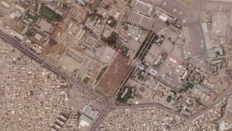 Satellitenbild des Flughafens Kabul: Hunderte versuchen, per Auto das Gelände zu erreichen. (Bild: AP)