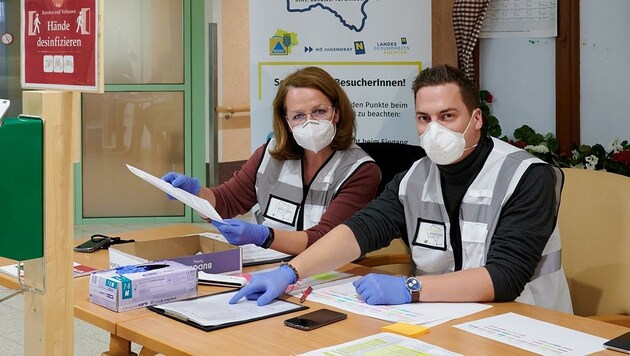 Soziallandesrätin Christiane Teschl-Hofmeister half während der Pandemie auch selbst einmal in den Pflegezentren mit. (Bild: NLK Pfeiffer)