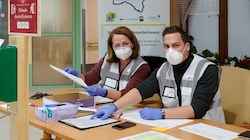 Soziallandesrätin Christiane Teschl-Hofmeister half während der Pandemie auch selbst einmal in den Pflegezentren mit. (Bild: NLK Pfeiffer)