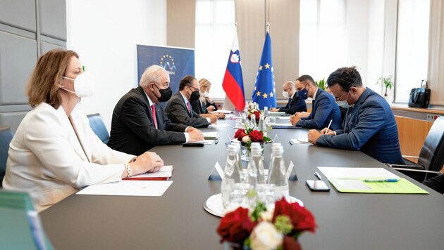 Landeshauptmann Hermann Schützenhöfer und Außenminister Alexander Schallenberg (beide ÖVP) verhandelten in Ljubljana über die Zukunft des Schrott-AKW-Krsko. (Bild: steiermark.at/Streibl)