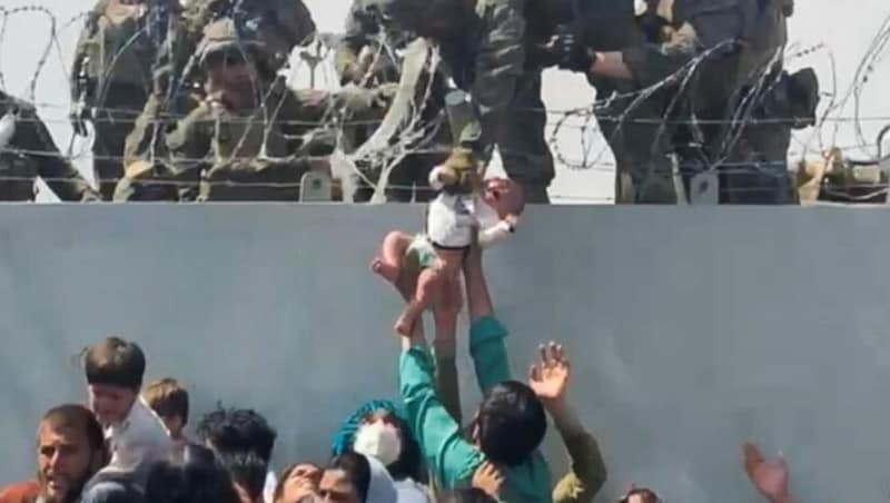 Dramatische Szene: Ein US-Soldat nimmt ein krankes Baby entgegen, um es von Ärzten am Kabuler Flughafen behandeln zu lassen. Mittlerweile ist das Kind wieder bei seinen Eltern. (Bild: Reuters)