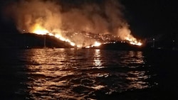 Die Flammenzungen in der Bucht Luka Tiha (Bild: Daniel Z.)