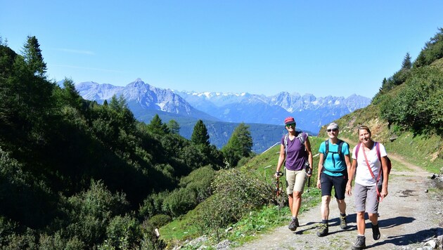 Wandern ist das wichtigste Urlaubsmotiv der Tiroler Gäste. Die Touristiker hoffen auf einen goldenen Herbst. (Bild: Andreas Fischer)
