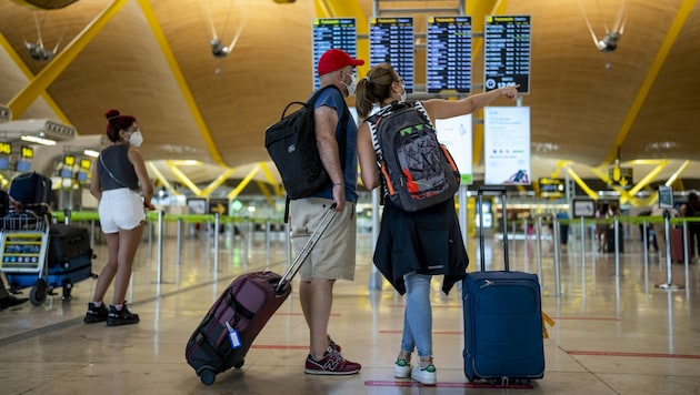 Flughafen in Madrid: Auch hier werden die Einreisebestimmungen für Österreicher ab Montag strenger. Ein 3-G-Nachweis ist erforderlich. (Bild: The Associated Press)
