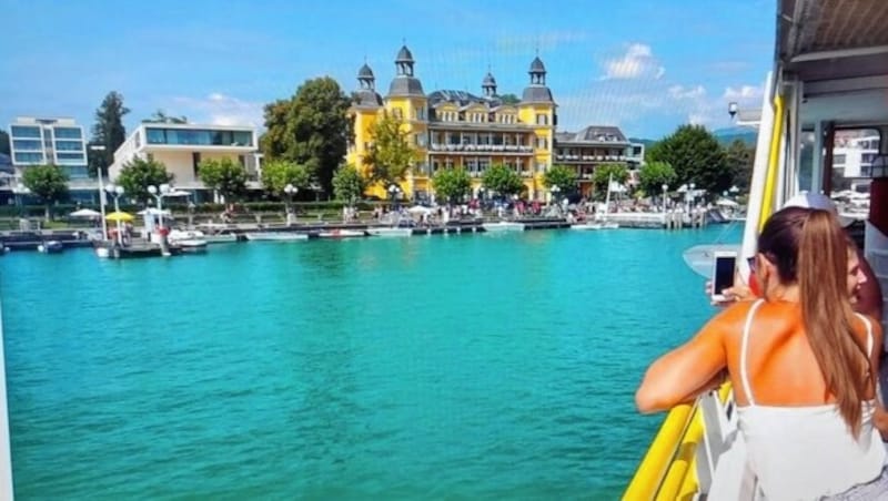 Das berühmte Schlosshotel am Wörthersee haben die Gewinner der Maibaumwahl der „Krone“ vom Schiff aus bewundern dürfen. Traumwetter gab es inklusive. (Bild: Andreas Walcher)