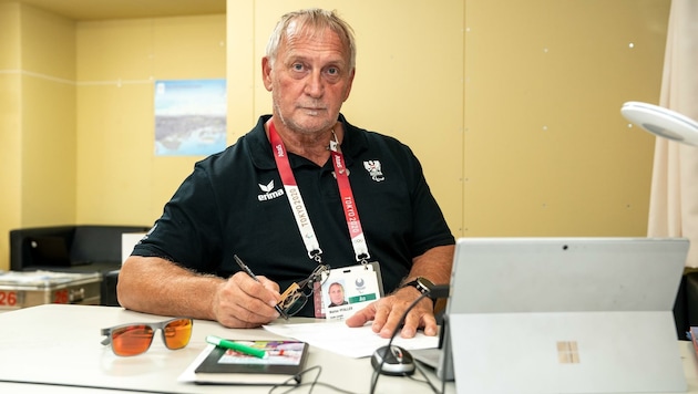 Walter Pfaller in seinem Büro im Olympischen Dorf in Tokio. (Bild: ÖPC)