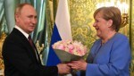 Der russische Langzeitpräsident überreichte der Bald-Nicht-Mehr-Kanzlerin bei ihrem letzten Besuch in Moskau Blumen. (Bild: APA/AFP/SPUTNIK/Evgeny ODINOKOV)
