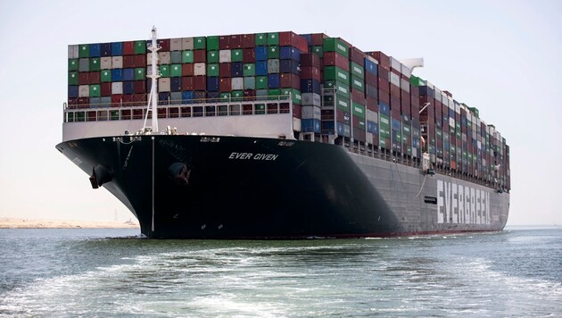 Das berüchtigte Containerschiff durchfuhr die Wasserstraße diesmal ganz ohne Zwischenfälle. (Bild: APA/AFP/Mahmoud KHALED)