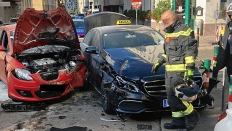 Bei dem Unfall auf dem Wiener Reumannplatz fing ein Auto Feuer - der Brand wurde von Polizisten und Passanten gelöscht. (Bild: LPD Wien)