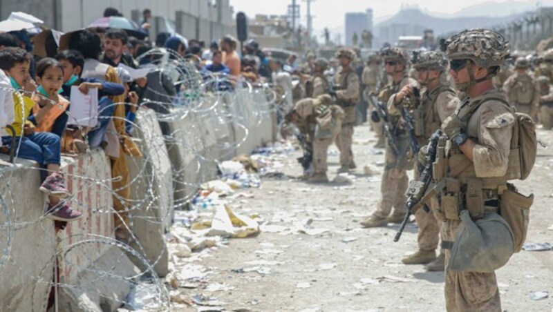 US-Soldaten sichern den Flughafen in Kabul. Die Flucht gestaltet sich für die Menschen schwierig, die Taliban versuchen viele daran zu hindern, zum Flughafen zu gelangen. (Bild: AP/Lance Cpl. Nicholas Guevara/U.S. Marine Corps)