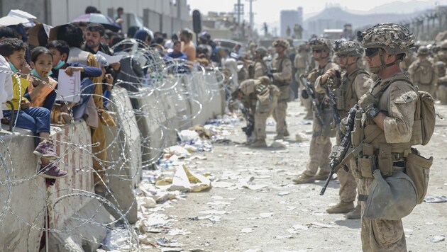 US-Soldaten sichern den Flughafen in Kabul. Die Flucht gestaltet sich für die Menschen schwierig, die Taliban versuchen viele daran zu hindern, zum Flughafen zu gelangen. (Bild: AP/Lance Cpl. Nicholas Guevara/U.S. Marine Corps)