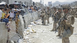 US-Soldaten sichern den Flughafen in Kabul. Die Flucht gestaltet sich für die Menschen schwierig, die Taliban versuchen viele daran zu hindern, zum Flughafen zu gelangen. (Bild: AP/Lance Cpl. Nicholas Guevara/U.S. Marine Corps)