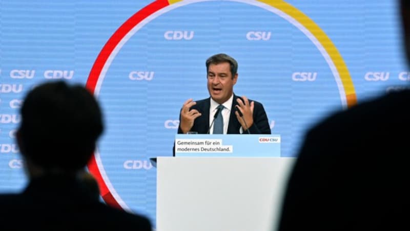 Markus Söder streute Angela Merkel zum Abschied nach 16 Jahren im höchsten Amt Rosen: „Das ist schon eine ganz große Ära von dir.“ (Bild: AFP or licensors)