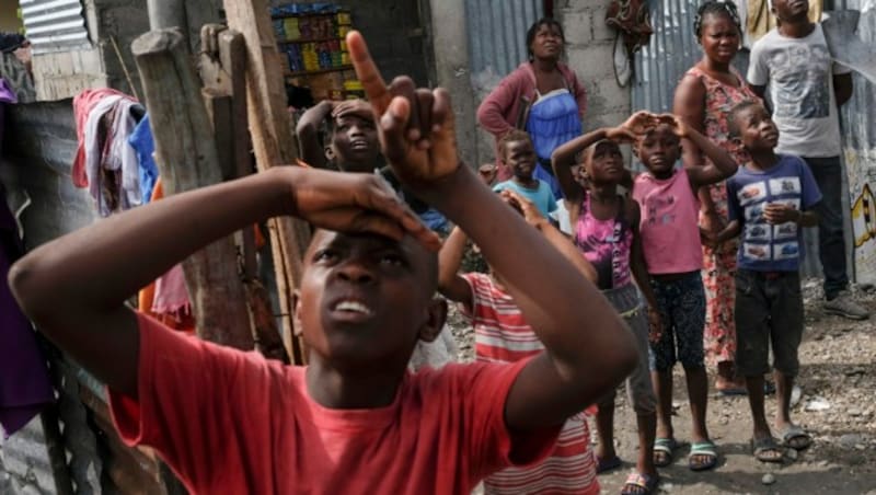 Menschen warten seit Tagen auf weitere Hilfslieferungen. (Bild: AP Photo/Matias Delacroix)