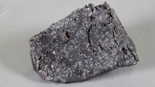 Ein Stück Neodym: Das Material wird unter anderem für Elektromotoren und Festplatten benötigt.