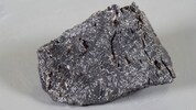 Ein Stück Neodym: Das Material wird unter anderem für Elektromotoren und Festplatten benötigt.