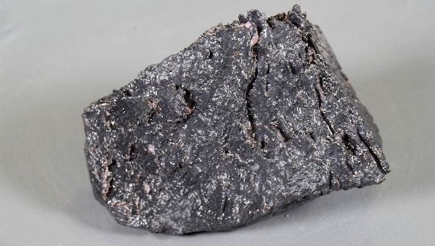Ein Stück Neodym: Das Material wird unter anderem für Elektromotoren und Festplatten benötigt.