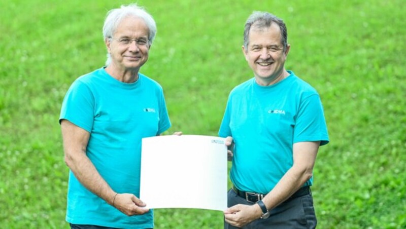 Werner Aumayr (l.) und Leo Pöcksteiner (r.) treiben die Weiterentwicklung der 2019 gegründeten Firma voran. (Bild: Alexander Schwarzl)