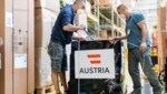 Wertvolle Ware wird verpackt: Österreich spendete im August 500.000 Impfdosen an die Ukraine. (Bild: Michael Gruber)