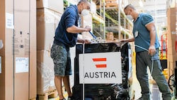 Wertvolle Ware wird verpackt: Österreich spendete im August 500.000 Impfdosen an die Ukraine. (Bild: Michael Gruber)
