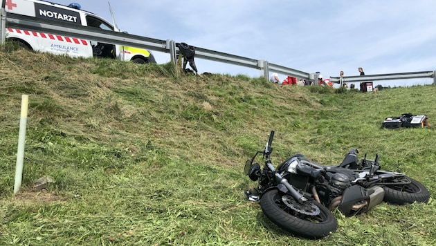 Sowohl die Lenkerin als auch das Motorrad wurden in den angrenzenden Steilhang geschleudert (Bild: ZOOM.TIROL)