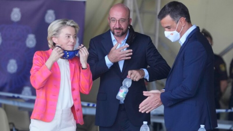 EU-Kommissionspräsidentin Ursula von der Leyen besuchte zusammen mit EU-Ratspräsident Charles Michel und dem spanischen Regierungschef Pedro Sánchez die Militärbasis Torrejón de Ardoz nahe Madrid. (Bild: The Associated Press)