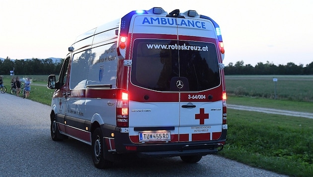 Die verunfallten Lenker wurden ins Krankenhaus gebracht. (Bild: P. Huber)