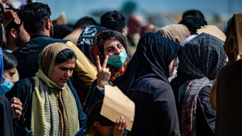 Für viele Afghanen liegt nach der brutalen Machtübernahme durch die Taliban die Hoffnung im Ausland - die EU-Kommission möchte dabei vor allem den Frauen helfen. (Bild: AFP/Mark ANDRIES/US MARINE CORPS)