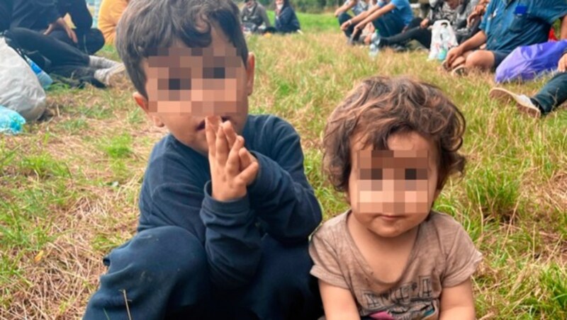 Kleine Flüchtlinge mit dem Blick in eine ungewisse Zukunft (Bild: Christian Schulter, Krone KREATIV)