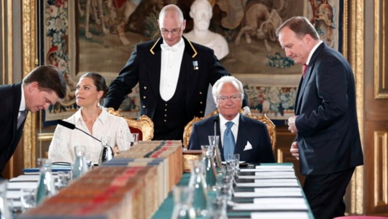 Stefan Löfven (r.) mit Kronprinzessin Victoria und Carl Gustaf (sitzend) sowie Andreas Norlen (l.) (Bild: APA/AFP/TT News Agency/Christine OLSSON)