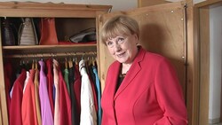 Ebenso wie Angela Merkel hat auch Ursula Wanecki jede Menge farbige Blazer im Schrank. (Bild: ruptly.tv)