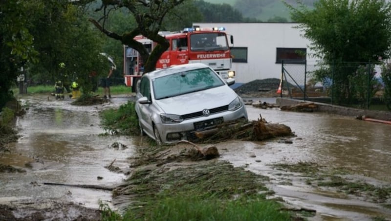 Starkregen hat am Sonntag im Raum Krumbach zu Vermurungen und Überschwemmungen geführt. (Bild: APA/Einsatzdoku.at/Patrik Lechner)