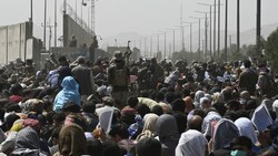 Vor den Toren des Kabuler Flughafens hoffen immer noch Tausende auf einen Platz auf einem Evakuierungsflug. Die Szenen gleichen einer Massenpanik, es gab Tote und Verletzte. (Bild: APA/AFP/Wakil KOHSAR)